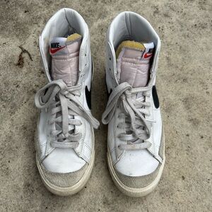 Nike black & white Blazer Mid ‘77, size 9.5 (41)
